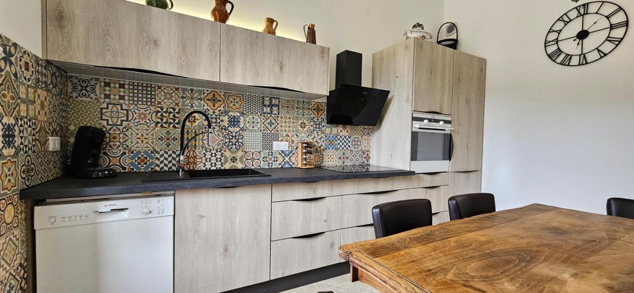 Bel & Ancien Appartement T3 Renove Dans Sartene Екстериор снимка